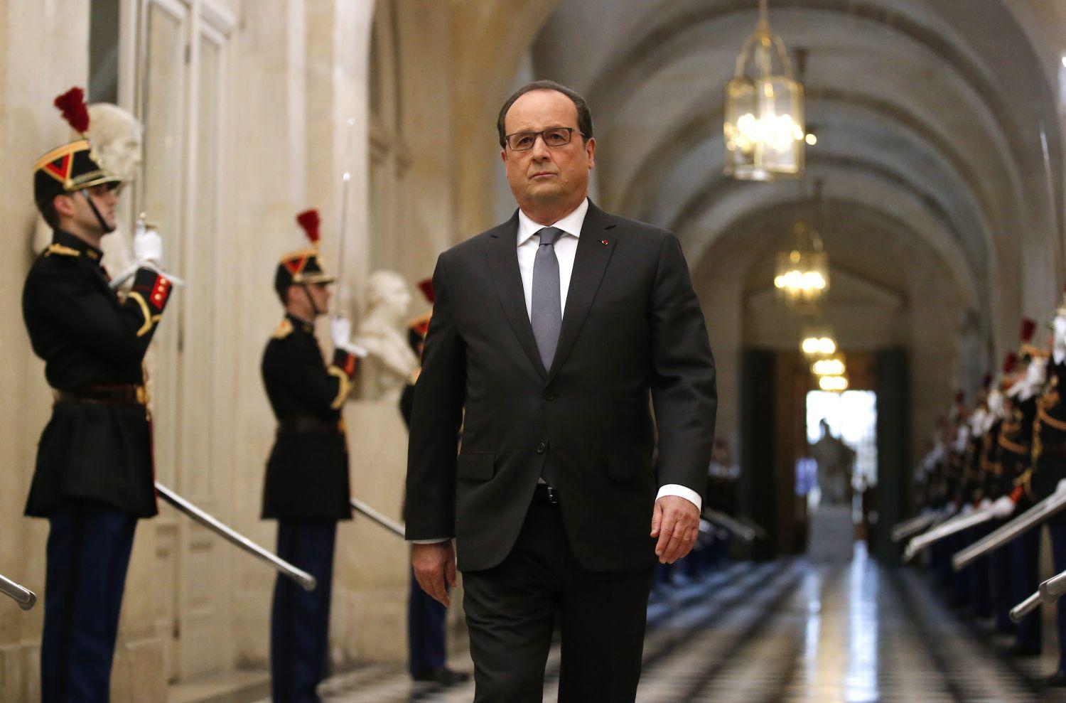 Francois Hollande francia államfő érkezik a parlament rendkívüli ülésére