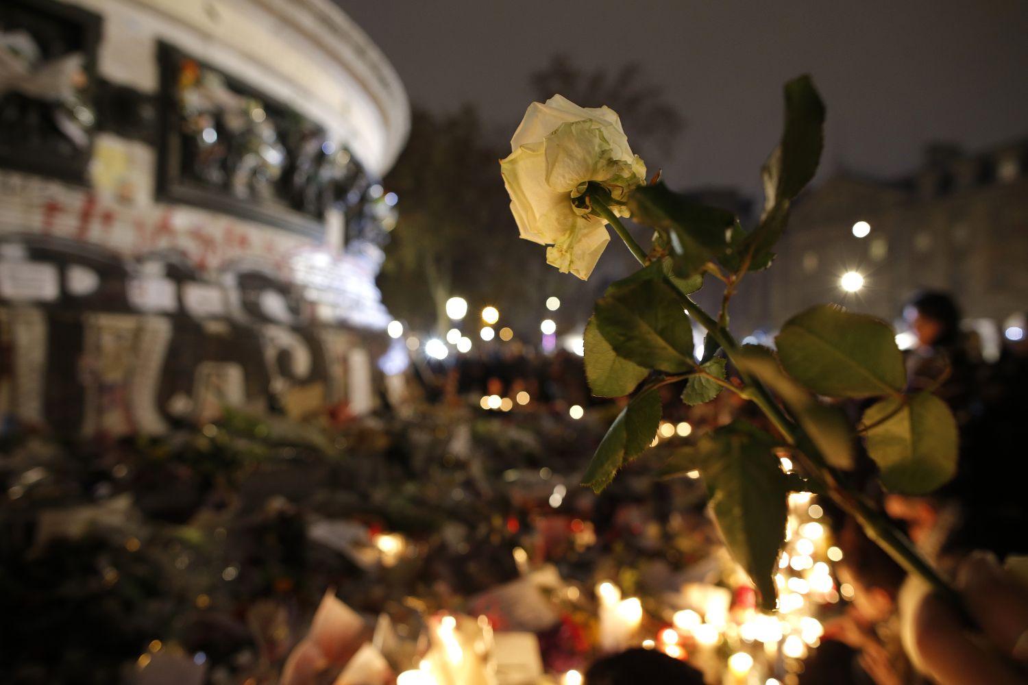 Így emlékeznek az áldozatokra a párizsi Place de la Republique-en 