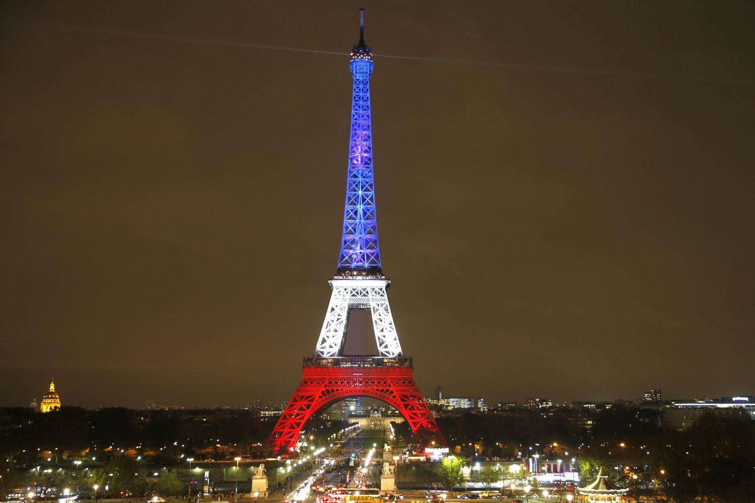 Trikolórba borult az Eiffel-torony