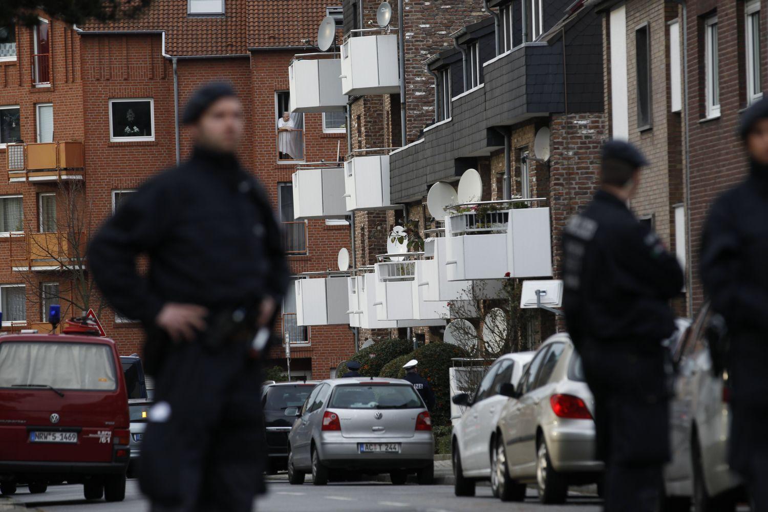 Rendőrök biztosítják azt a lakótömböt Alsdorfban, ahol hét embert tartóztattak le