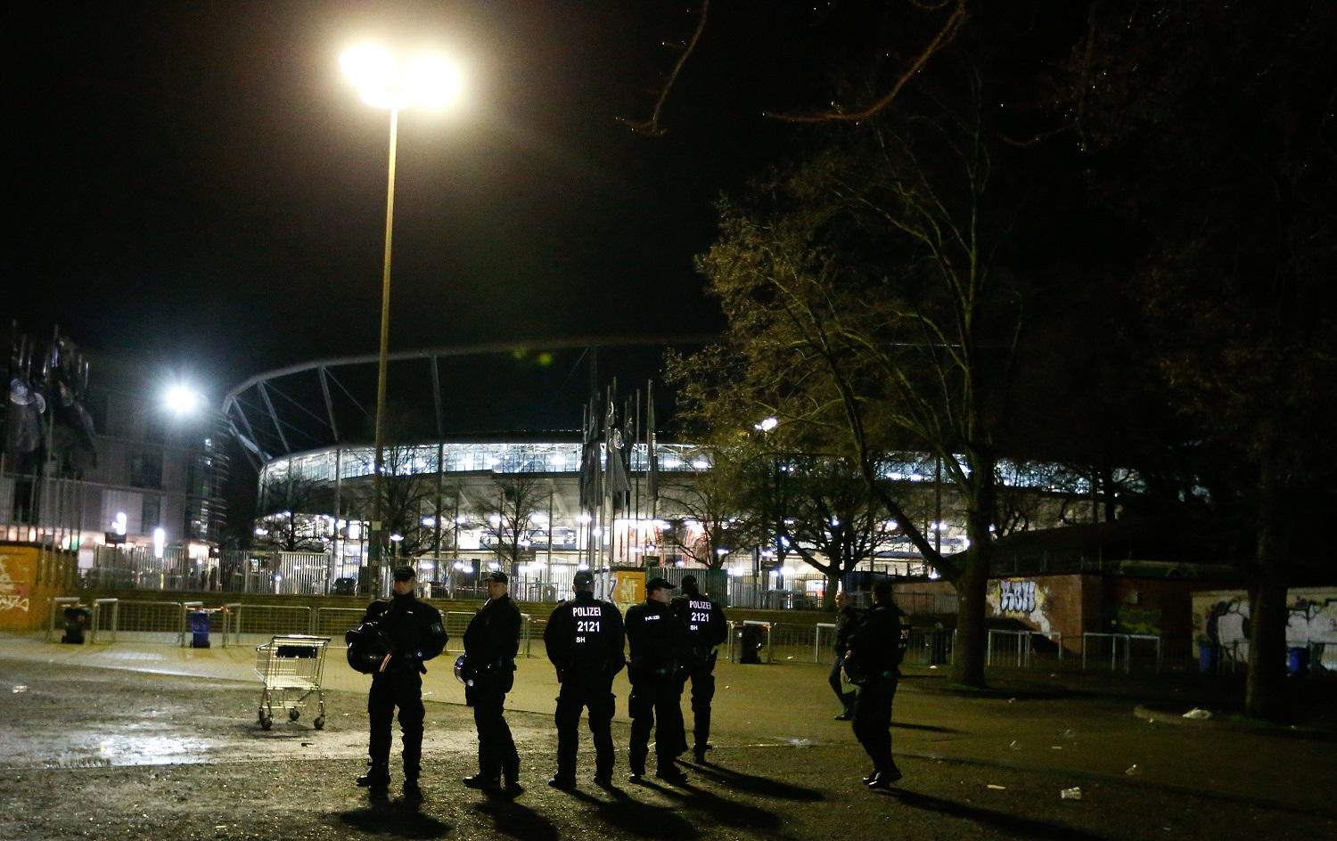 Rendőrök lepték el a hannoveri stadiont és környékét.
