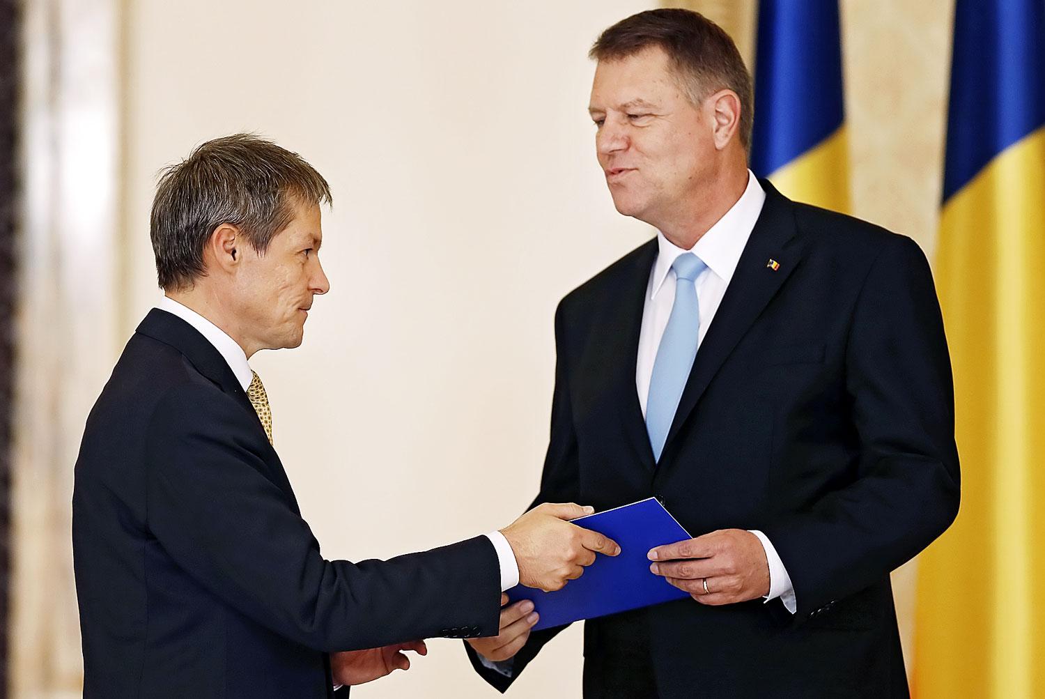Klaus Johannis elnök (balra) a kormányfői beiktatása után gratulál Dacian Ciolosnak