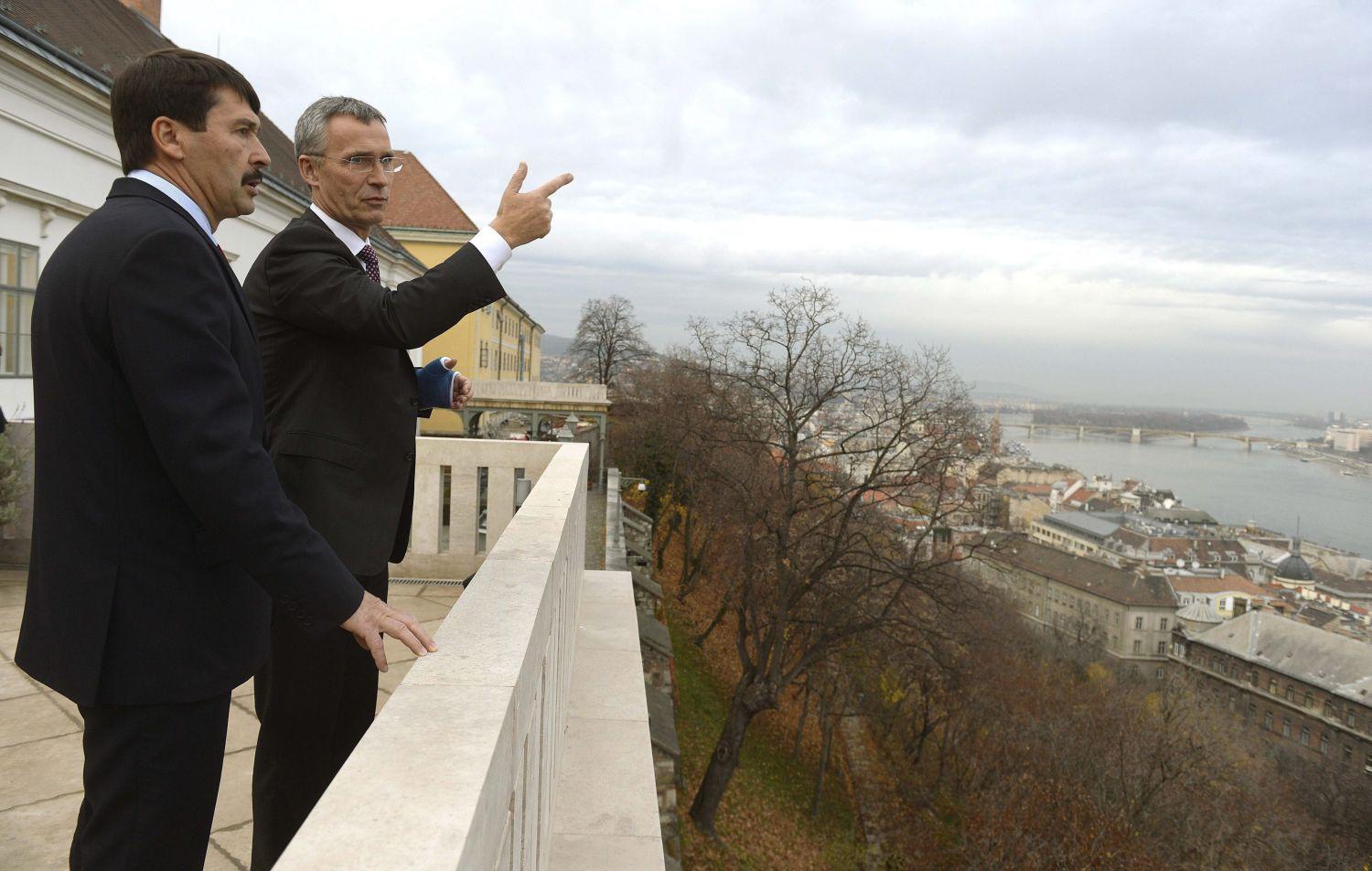 Arra van kelet - Áder János államfő és Jens Stoltenberg NATO-tőfitkár a Sándor-palota teraszán