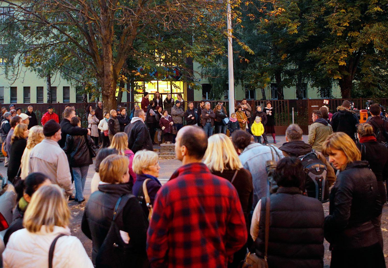 Autós felvonulás után, békülés előtt: tüntetők a Budai Nagy Antal Gimnázium épületénél