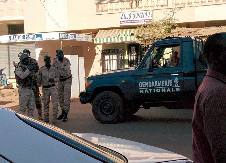 A Malikahere.com által közzétett felvétel a biztonsági erők tagjairól a kormányzati és diplomáciai épületek közelében lévő Radisson Blu szálloda közelében