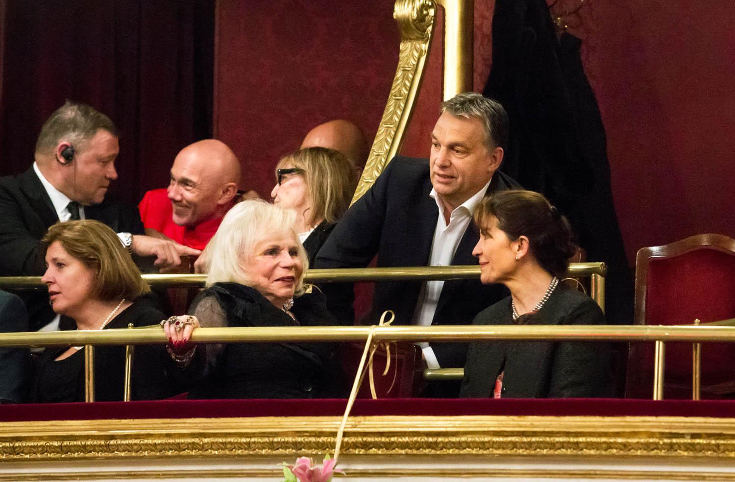 Orbán Viktor, a felesége és Kálmán Yvonne, a zeneszerző lánya az ősbemutató 100. évfordulójára rendezett gálán november 17-én