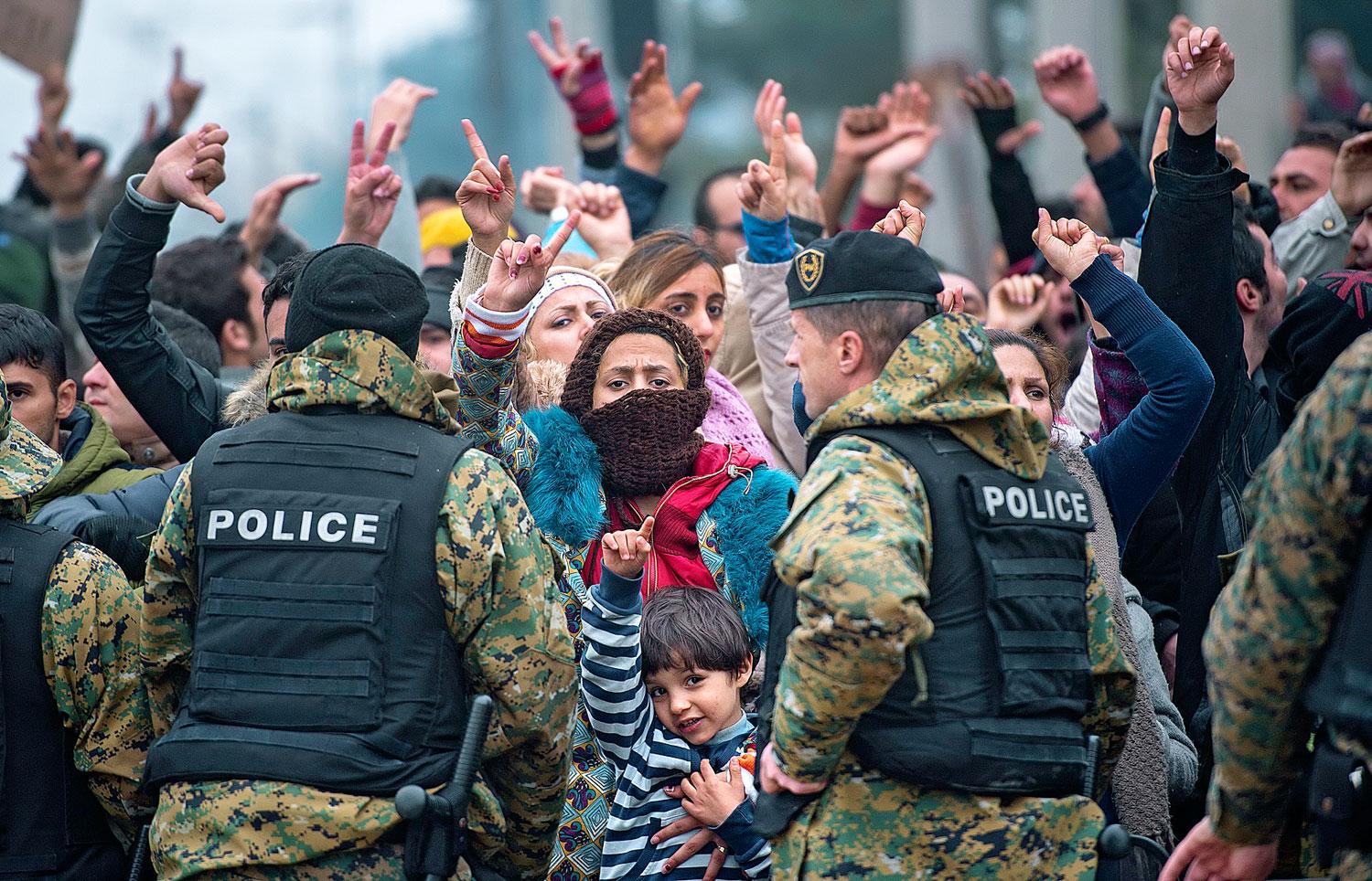 Útlevélfüggő határzár: tüntetnek a görög–macedón határon veszteglő menekültek Fotó: MTI/EPA