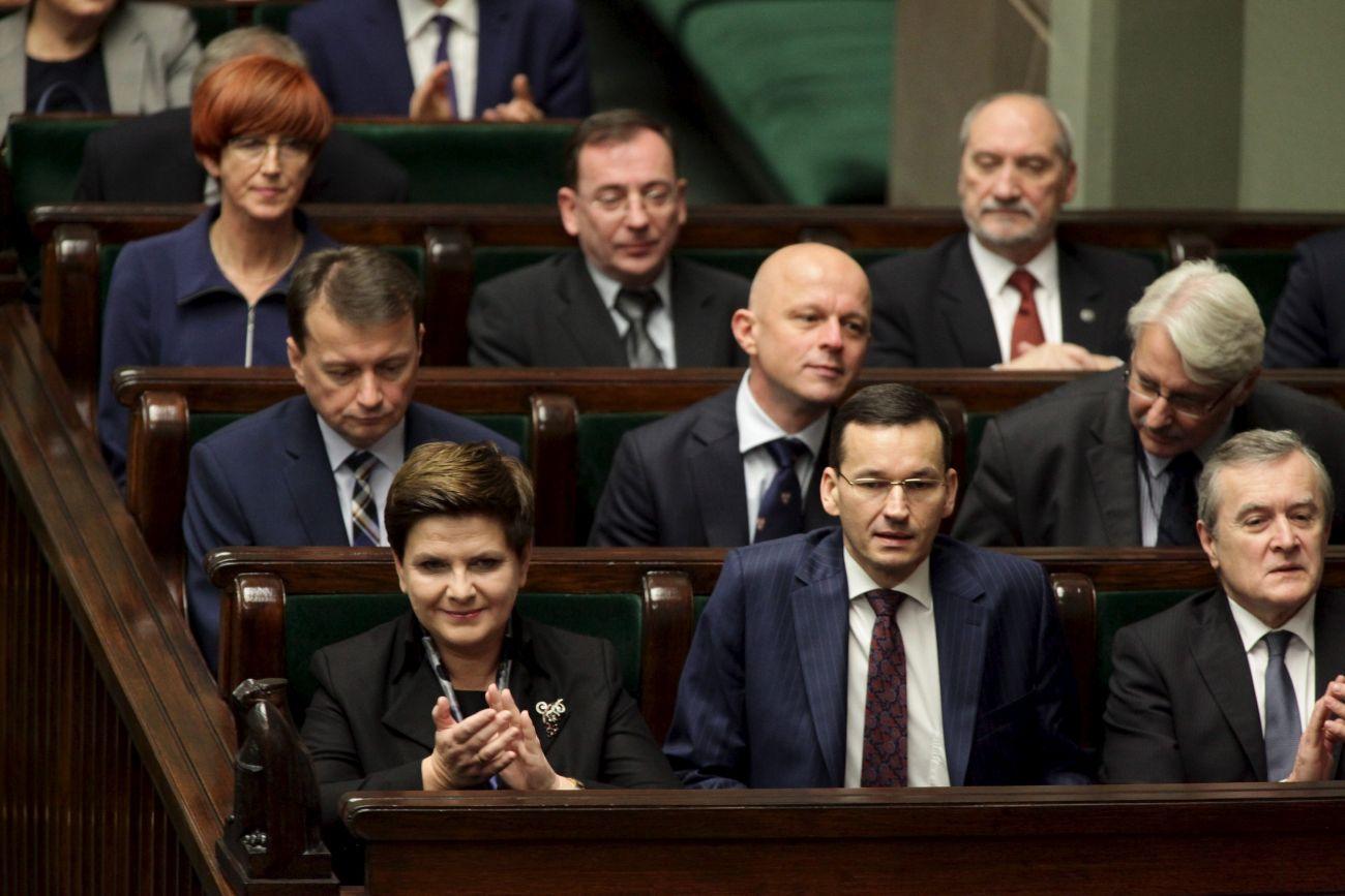 Szydlo a parlamentben, mellette Mateusz Morawiecki fejlesztési miniszterrel és a jobbszélen Glinskivel