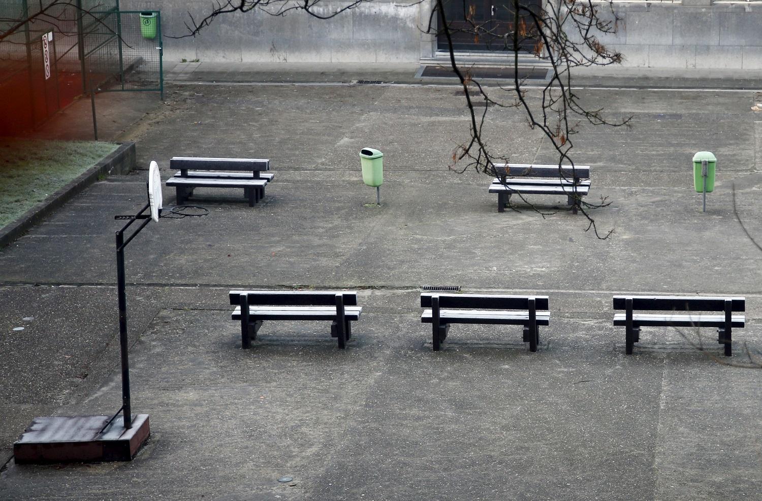 Üres játszótér egy bezárt brüsszeli iskolában