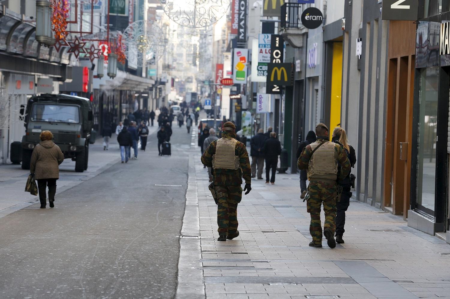 Katonák járőröznek Brüsszel egyik bevásárlóutcájban