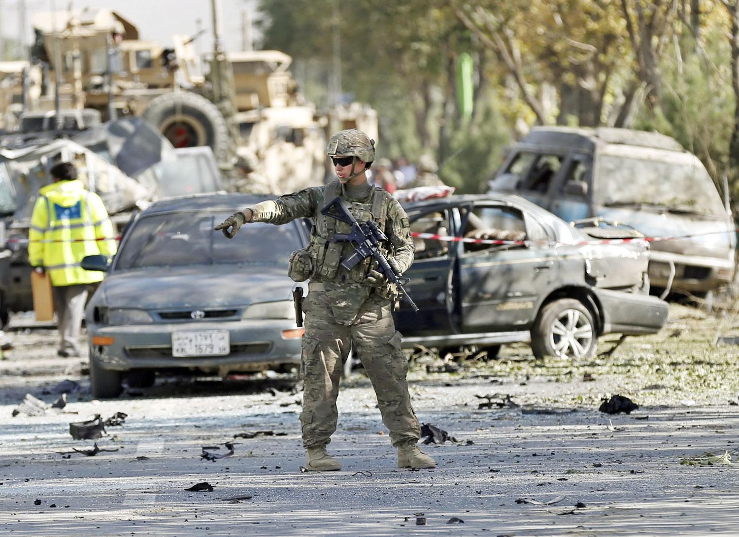 Amerikai katona egy szélsőségesek által elkövetett szeptemberi merénylet helyszínén, Kabulban. Afganisztán újra a szélsőségesek melegágya lett