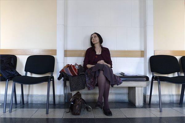 Geréb Ágnes szülésznő várakozik a folyosón az ellene indított büntetőper tárgyalása előtt