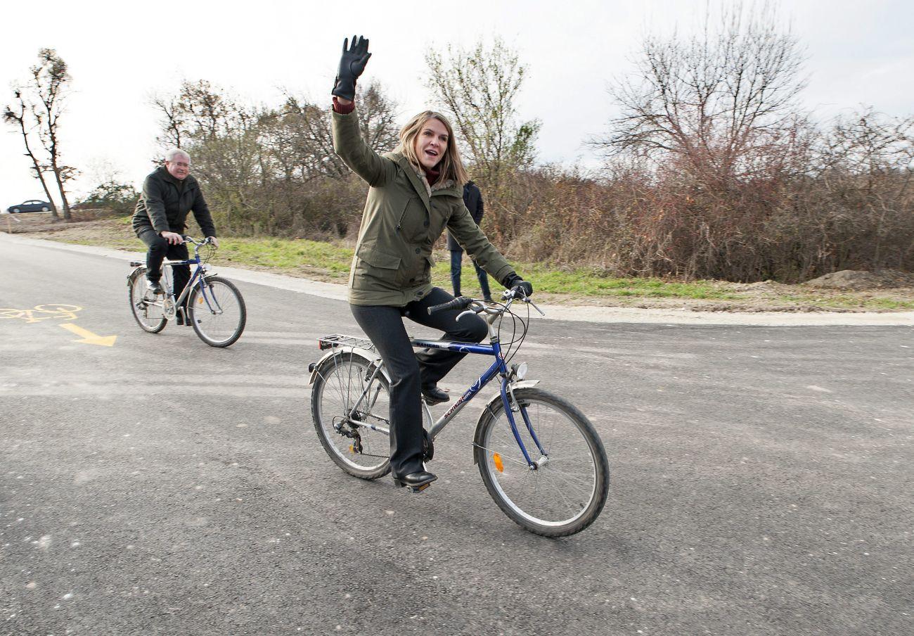 Fazekas Sándor földművelésügyi miniszter és Colleen Bell amerikai nagykövet biciklizik a Balf és Fertőrákos közötti új kerékpárút átadásán.