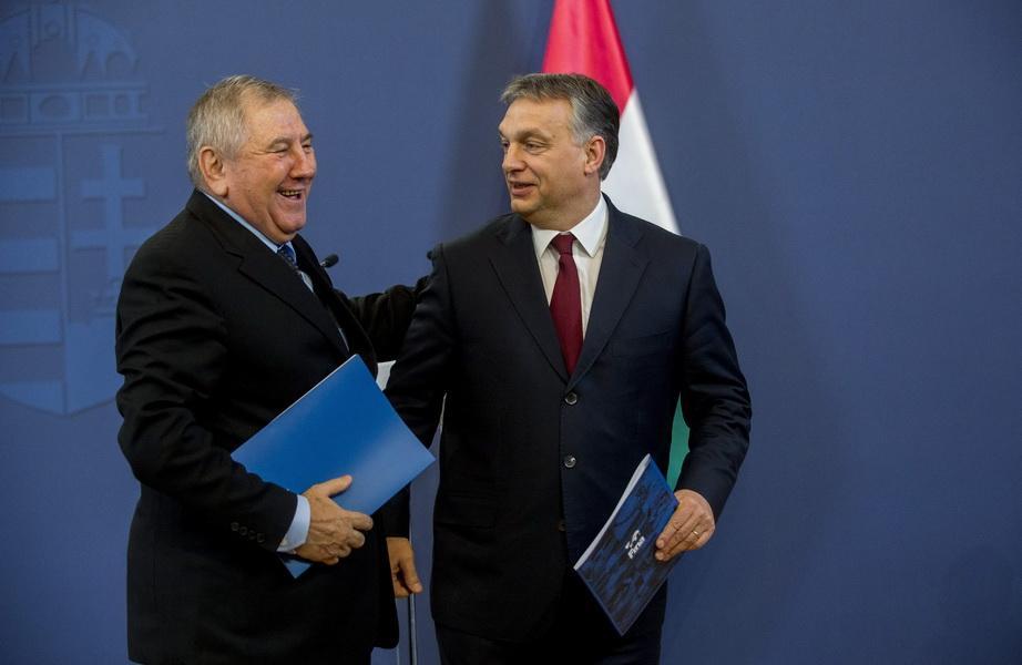 Cornel Marculescu, a FINA ügyvezető igazgatója és Orbán Viktor a világbajnokság rendezéséről szóló márciusi bejelentéskor 