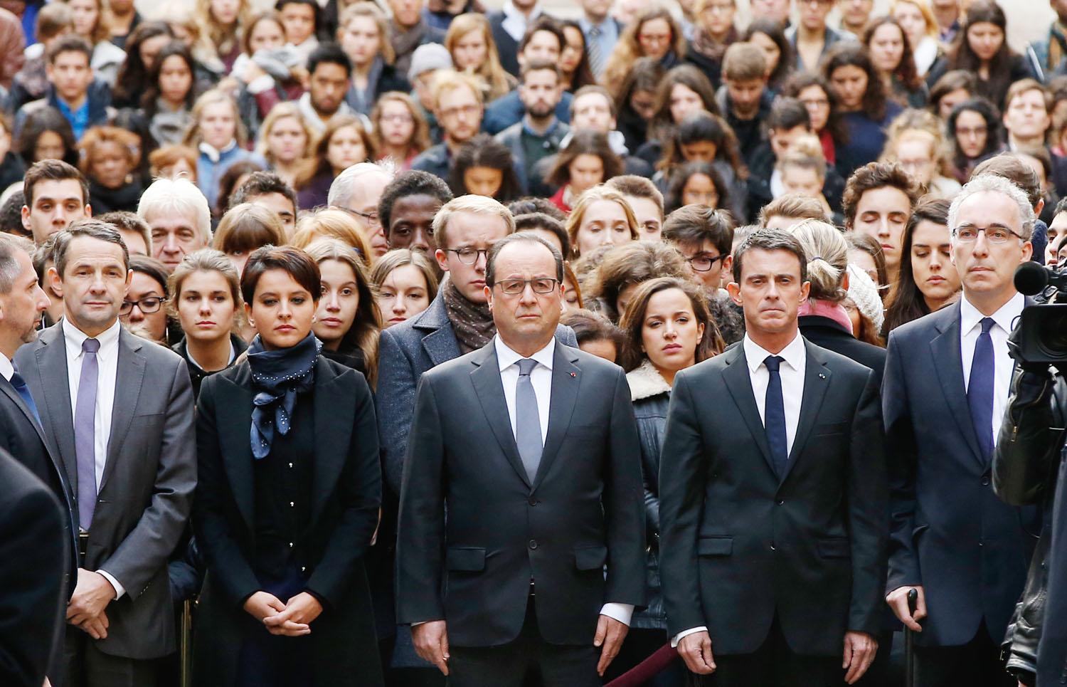 Kemény tekintetek. Francois Hollande francia államfő (középen) és Manuel Valls miniszterelnök (jobbról a második) a párizsi Sorbonne-on rendezett megemlékezésen