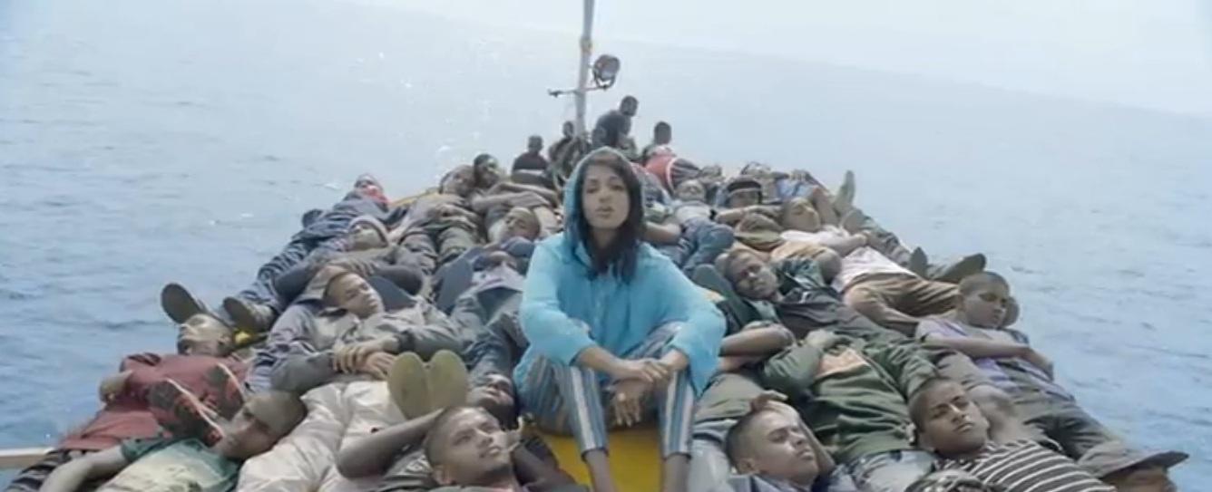 Az énekesnő maga is felszállt egy menekültszállító csónakra