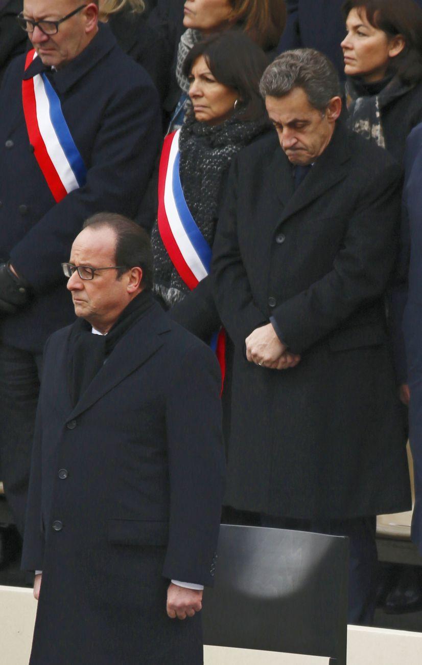 Francois Hollande francia elnök, Anne Hidalgo párizsi polgármester és Nicolas Sarkozy korábbi  elnök az áldozatok emlékére tartott ceremónián az Invalidusok  templománál