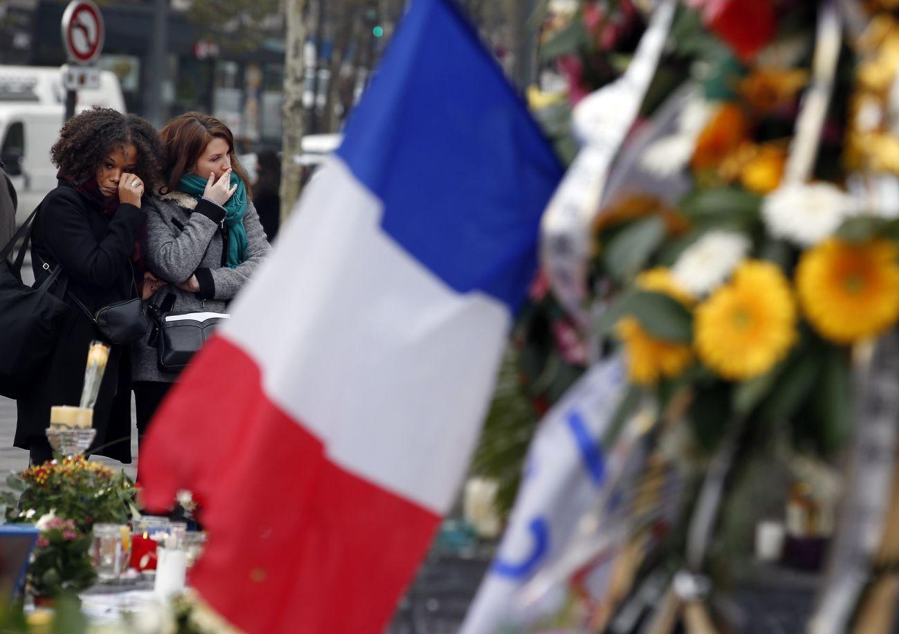 A Place de la Republique-nál elhegyezett mécsesek, virágok és zászlók. A francia elnök arra kért minden franciát, hogy pénteken tűzzék ki a trikolort az ablakaikba a terrortámadás áldozatainak tiszteletére.