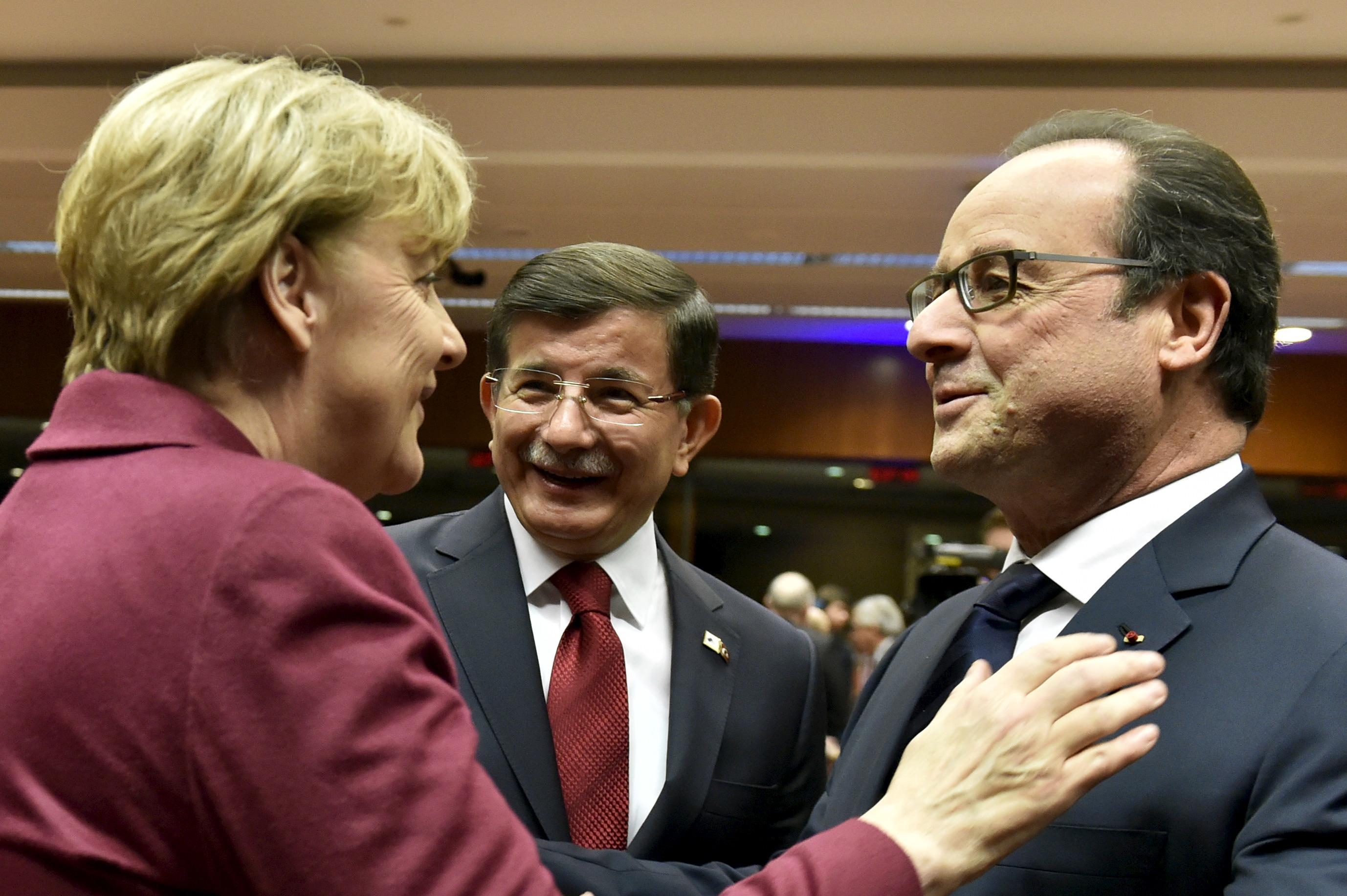 Angela Merkel német kancellár Ahmet Davutoglu török külügyminiszterrel és Francois Hollande francia elnöokkel a csúcstalálkozón. Tartanák magukat