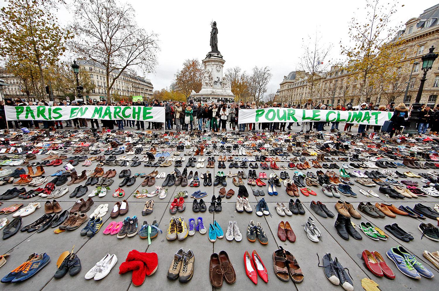 Párizsban a merényletek miatt gyülekezési tilalom van, ezért kihelyezett cipőkkel demonstráltak a környezetvédők