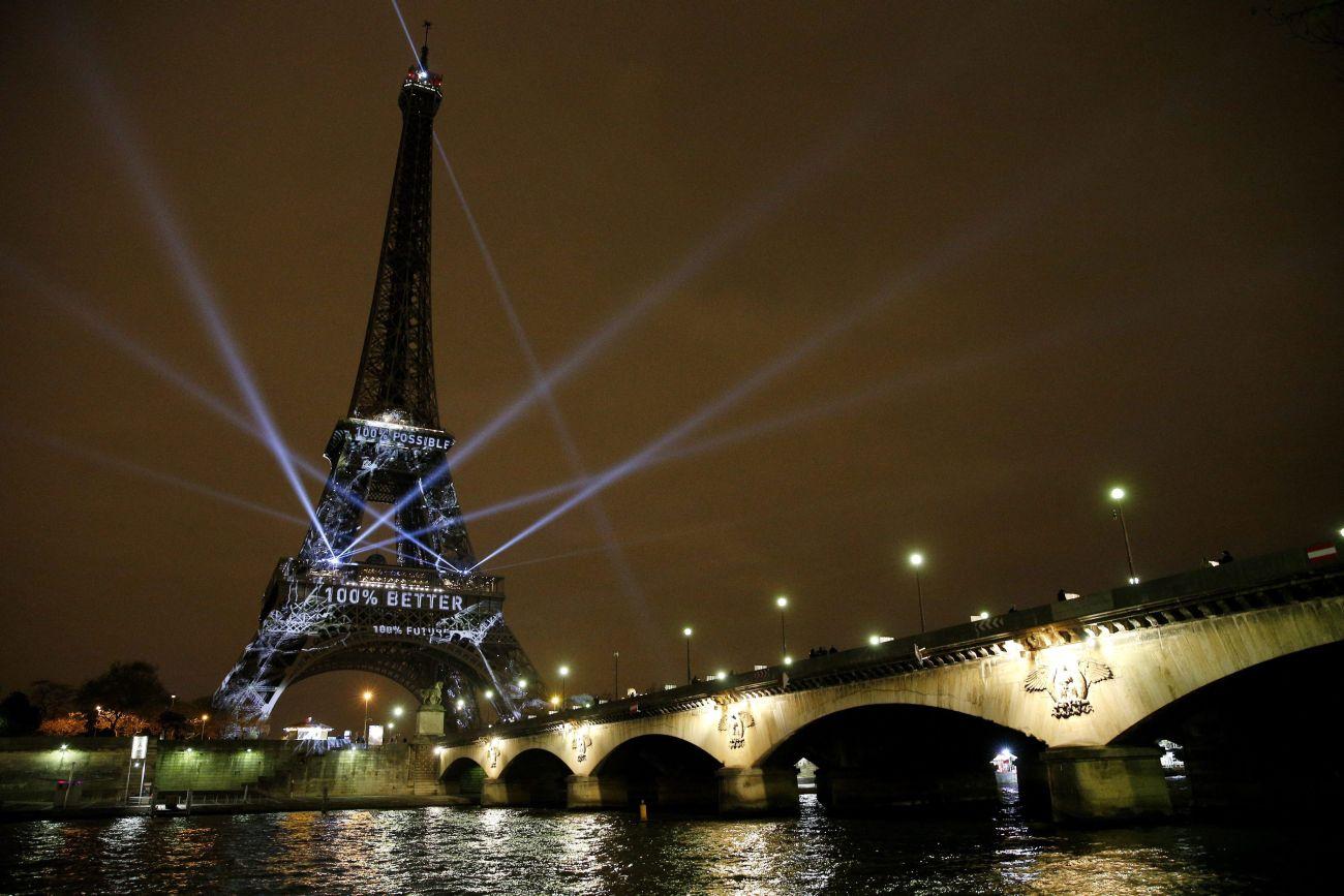 Az Eiffel-torony kivilágítása a konferencia előestéjén. Nagy esély, nyitott kérdések