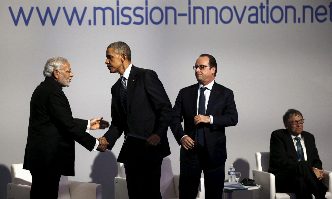 Gatesnek (jobbra a háttérben) sikerült megnyernie a politikát is a tízmilliárdos kezdeményezéshez