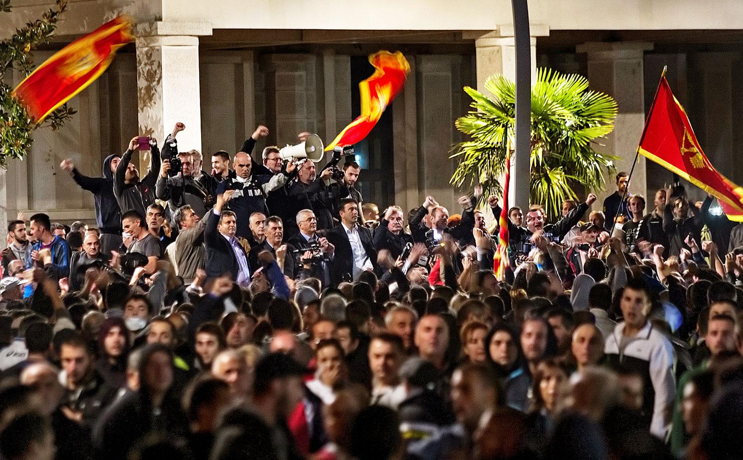 Nem a NATO-tagságot jöttek megünnepelni. A macedón kormány Nyugat-barát politikája elleni tüntetés Podgoricában, a demonstrációsorozatot oroszbarát pártok szervezik 