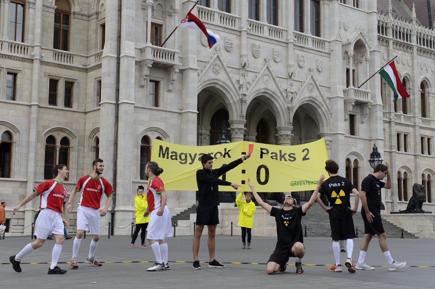 A Greenpeace aktivistái Magyarok-Paks II: 1-0 címmel rendhagyó labdarúgó-mérkőzést tartottak a Kossuth Lajos téren november 19-én. Az akcióval arra akarták felhívni a figyelmet, hogy az Európai Bizottság kötelezettségszegési eljárást indított Magyaro
