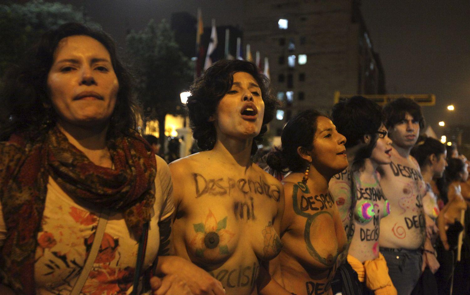 Abortuszpárti aktivisták menete Peruban
