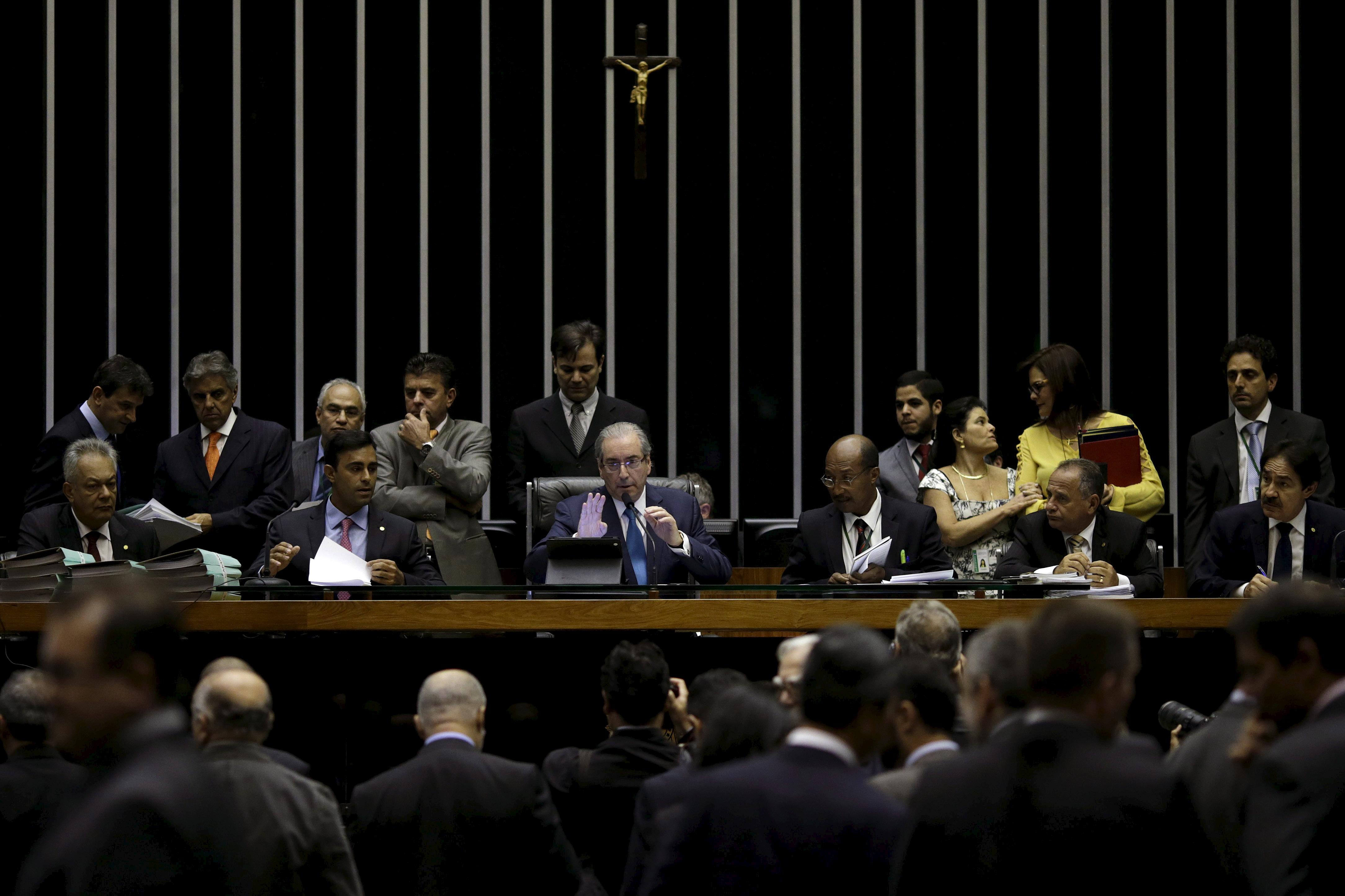 Eduardo Cunha házelnök előtt az államfői impeachment-kérelem