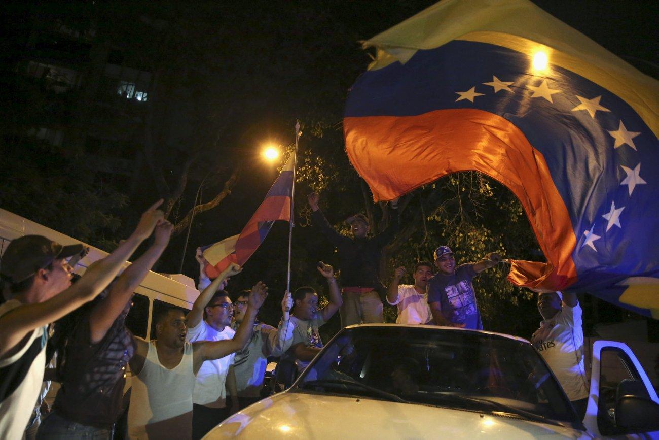 A demokratikus ellenzék támogatói ünnepelnek az utcán