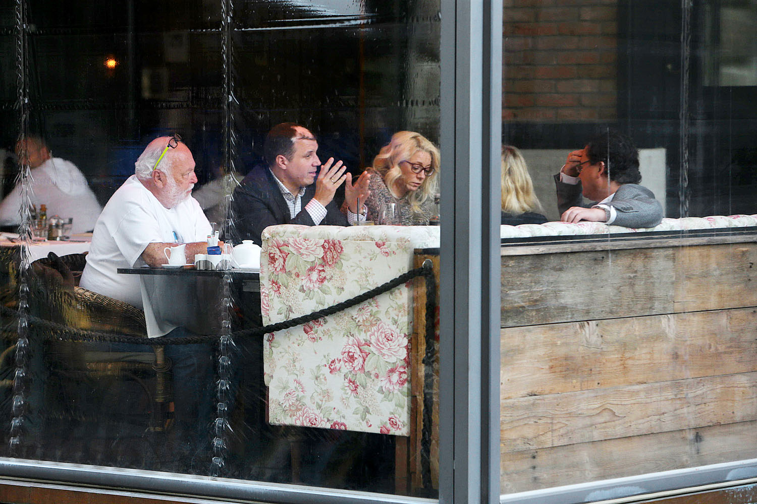Megbeszélés egy belvárosi étteremben, szerdán: (balról) Andy Vajna, Simon Zsolt, Papp Gitka (az RTL kábelportfóliójának korábbi vezetője), velük szemben Yvonne Dederick és Dirk Gerkens