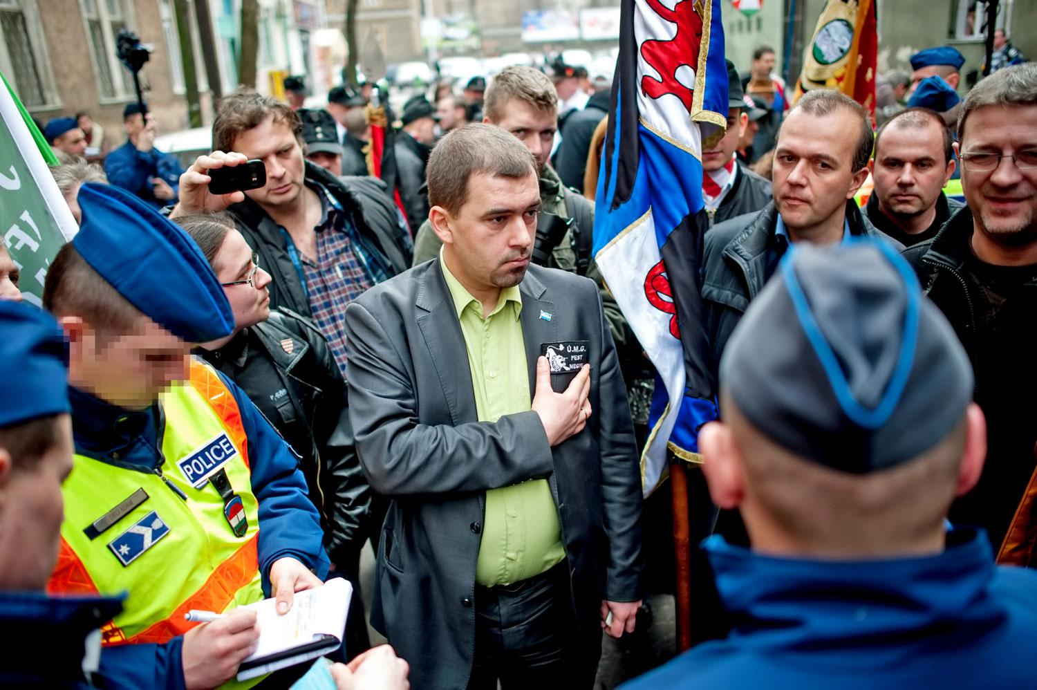 Szávay Istvánt itt magyar rendőrök igazoltatják