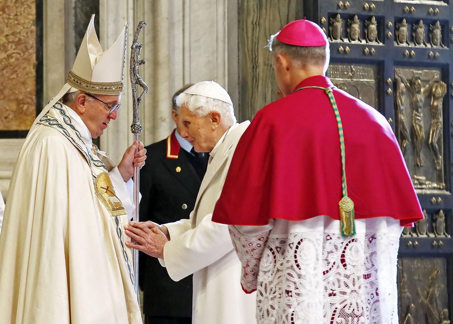 Ritka pillanat: két pápa egy képen. Ferenc és XVI. Benedek a Szent Péter-bazilika előtt