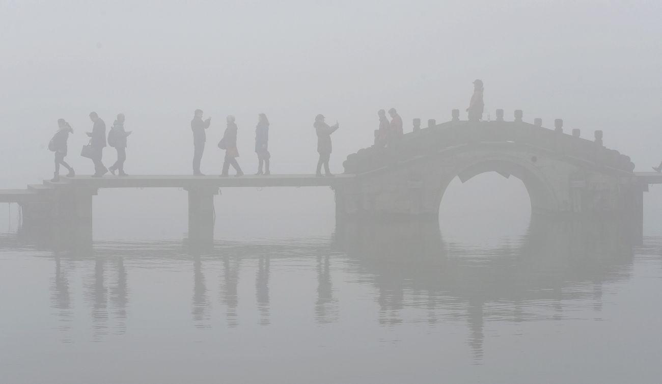 A kínai Hangcsou város egyik legkedveltebb látványosságát, a Nyugati-tavat is sűrű köd takarja.
