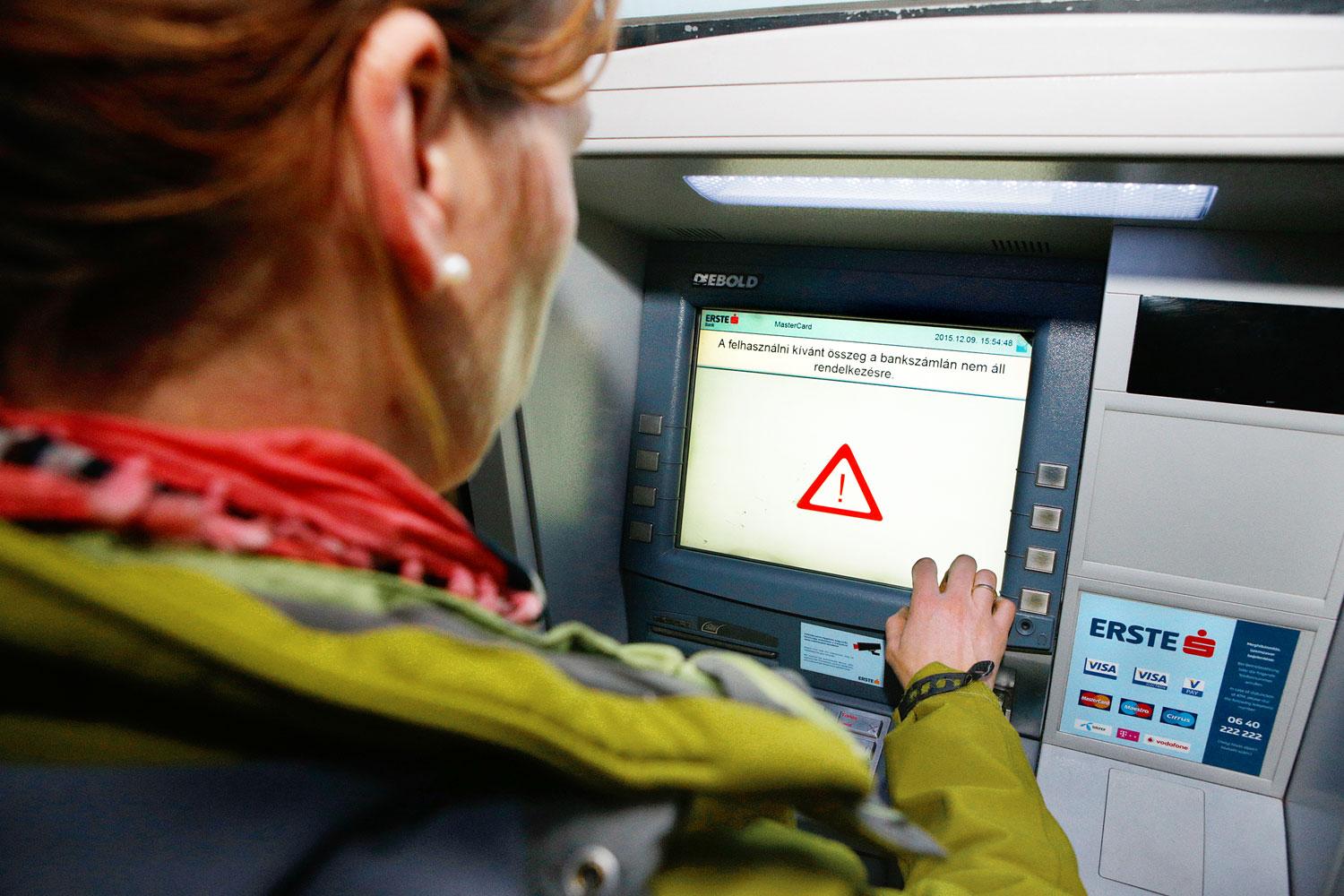 Egyre gyakrabban bankjegy nem kiadó automatává válik az állami alkalmazottak számára az ATM