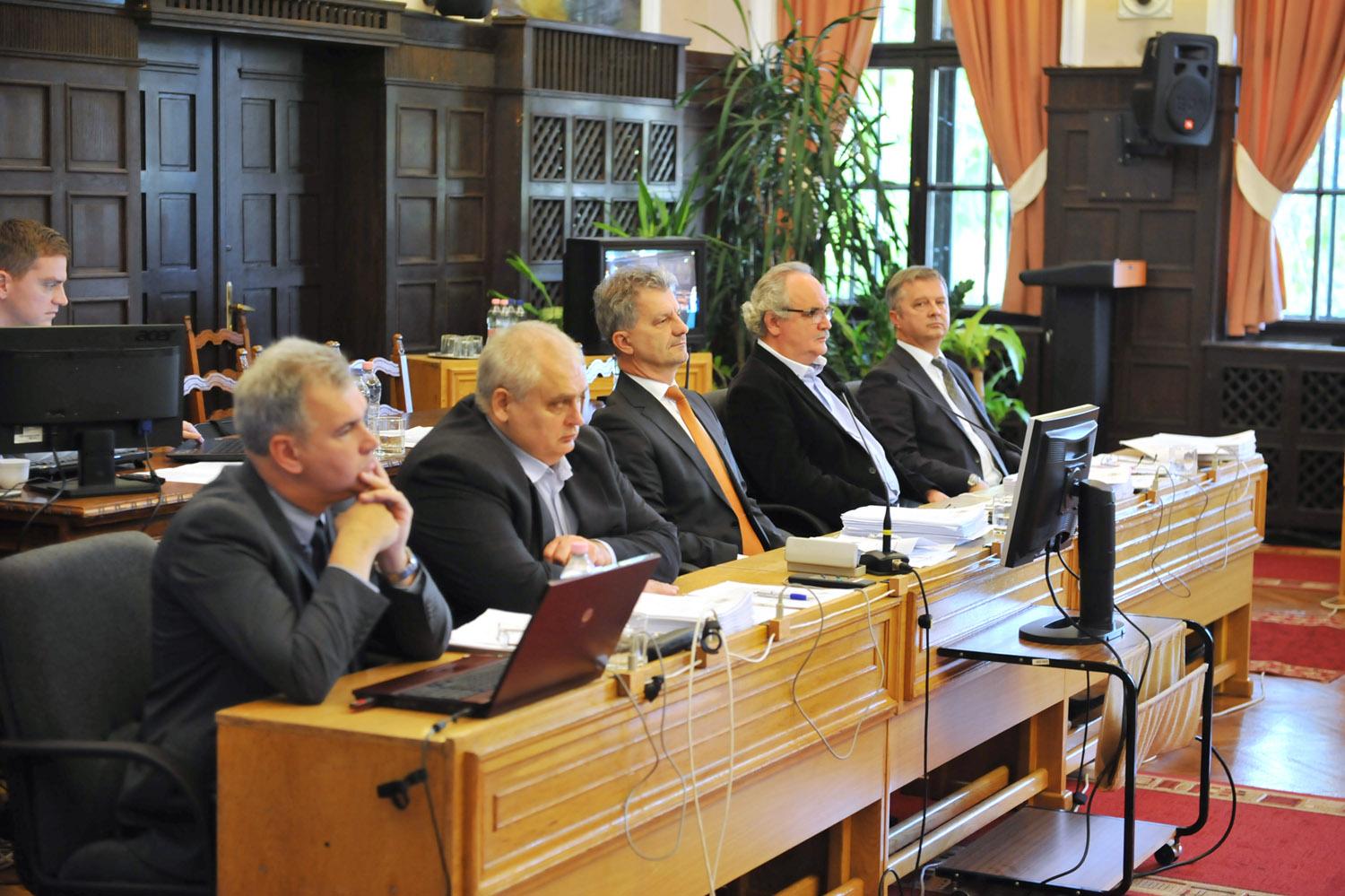 Békéscsabai képviselő-testületi ülés, középen Szarvas Péter polgármester