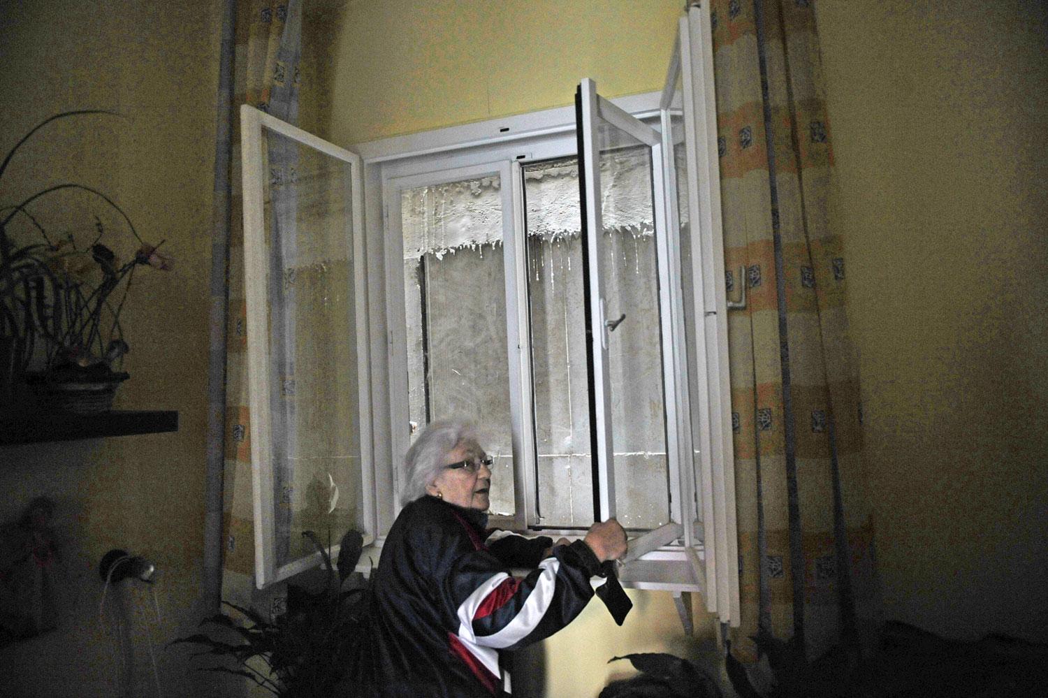 Az idős hölgy egykor világos szobájának ablaka előtt ma már egy betonfal magasodik 