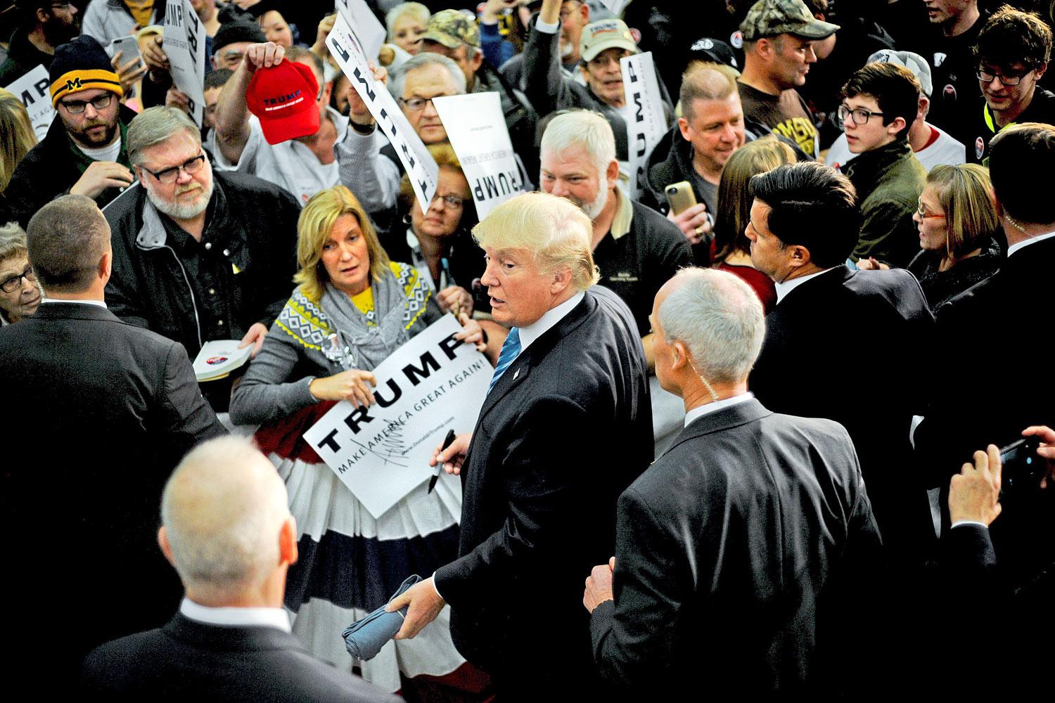 Donald Trump autogramokat osztogat híveinek. Örülnek a rasszisták 