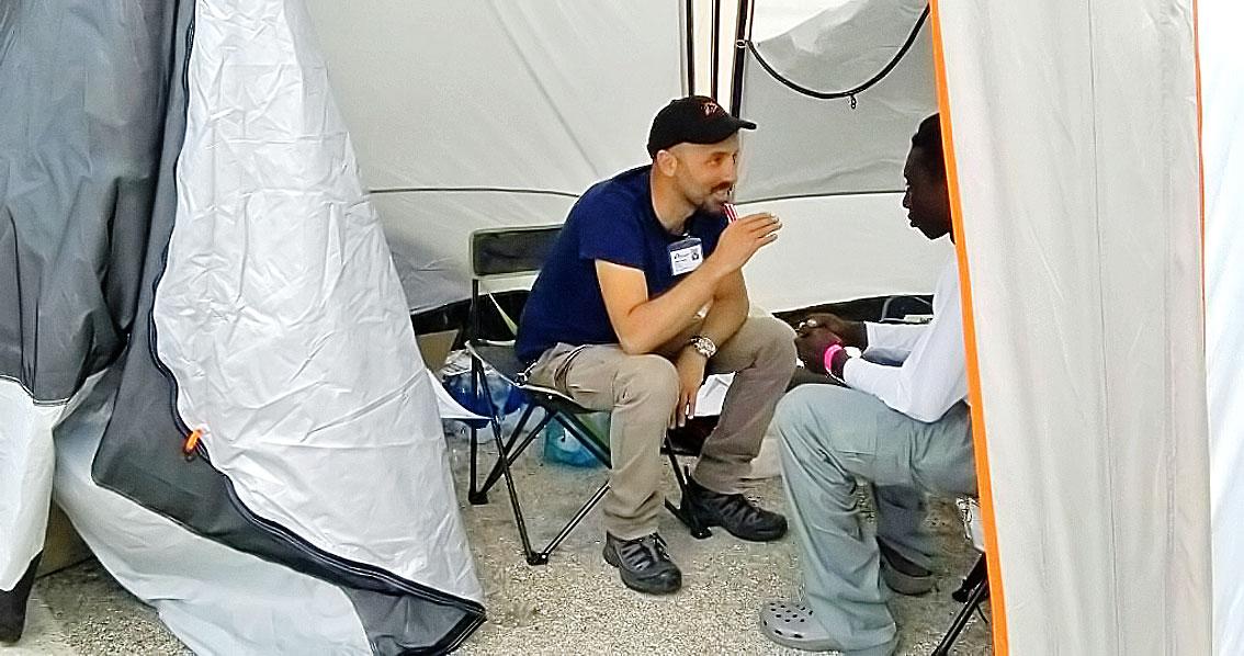 Dario Terenzi egy menekültnek segít. Van, aki nem is hall a sokktól