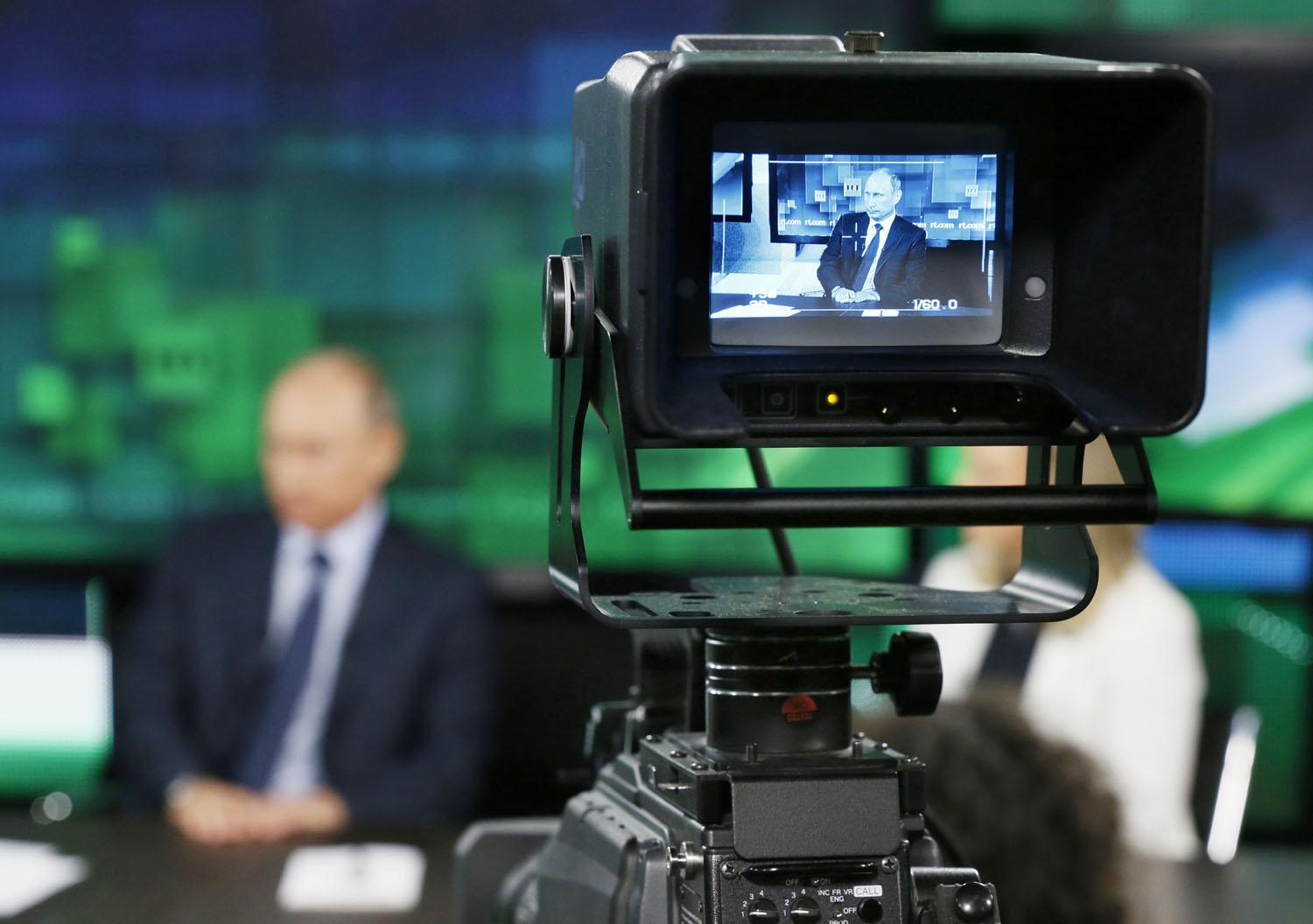 Putyin az RT stúdiójában – a csatorna büszkén vállalja, hogy a Kreml finanszírozza
