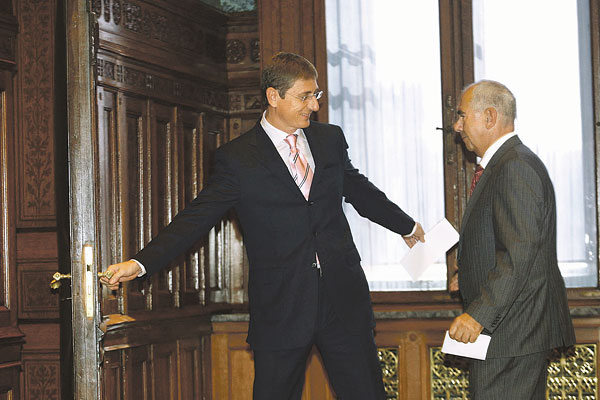 Gyurcsány Ferenc és Futó Péter a találkozó után. Félig nyitott ajtót dönget az MGYOSZ