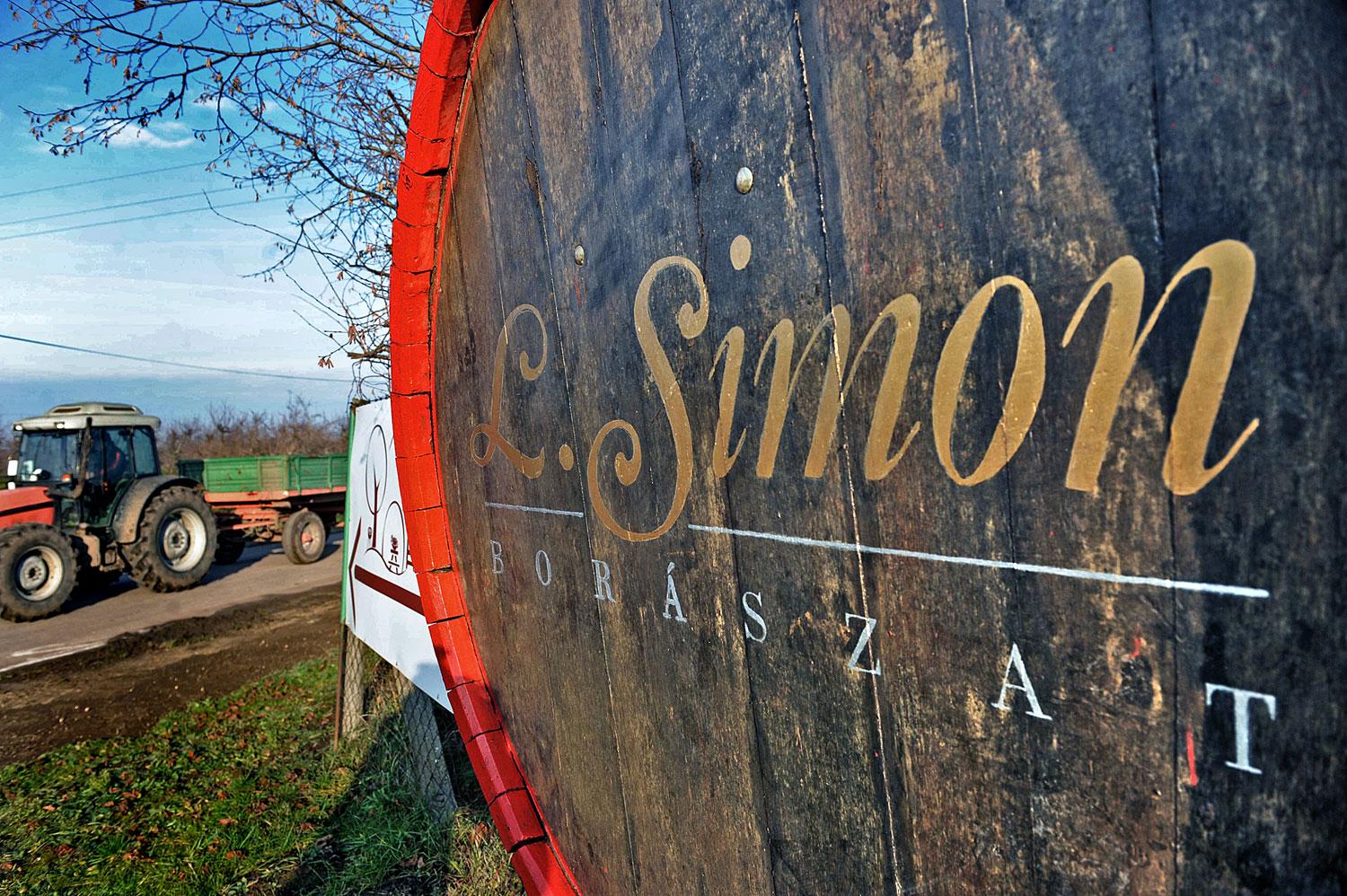 L. Simonék vállalkoznak: a borászat mellé további földeket szereznének