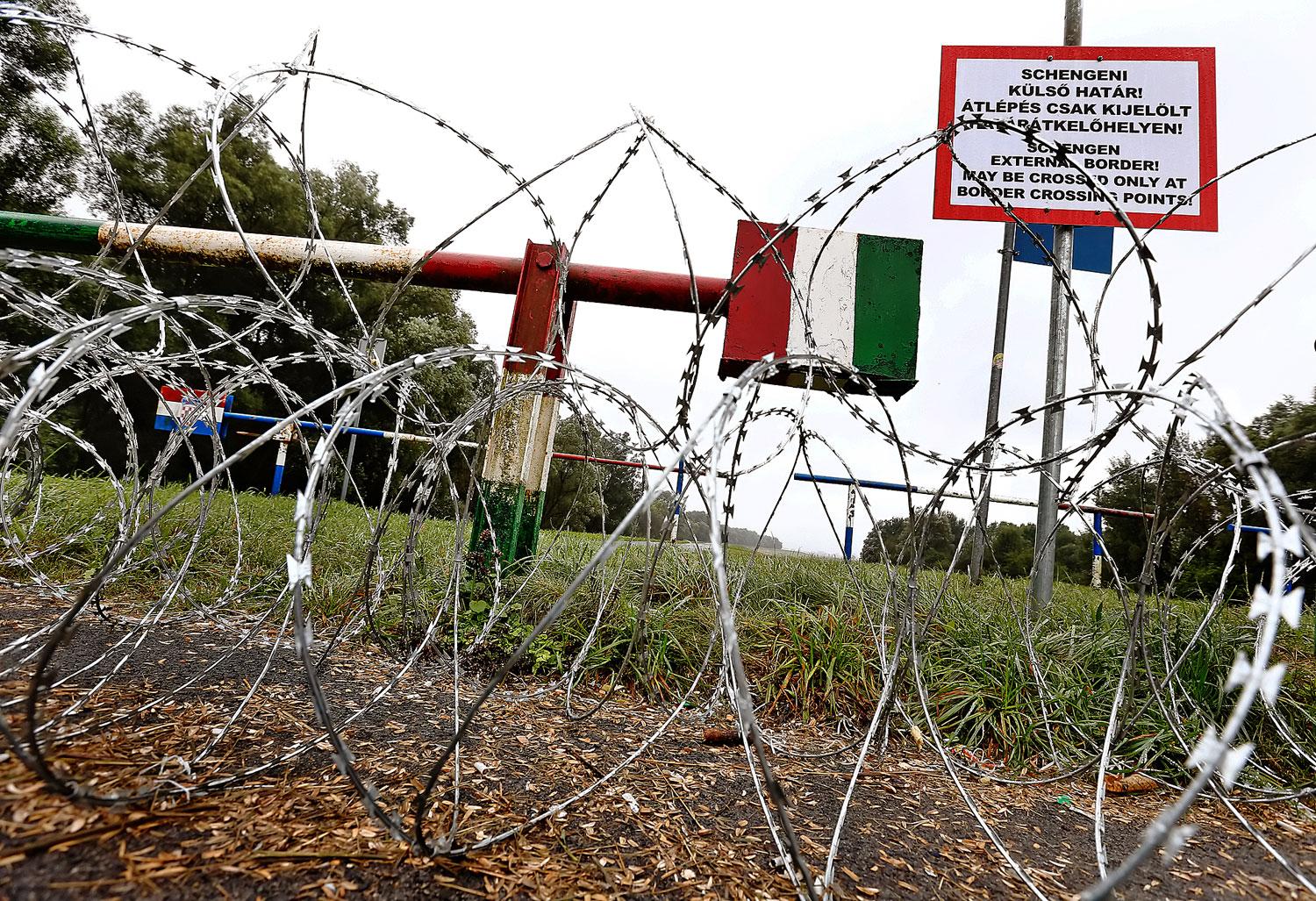 A menekültek már elkerülik a drótkerítéssel lezárt magyar–horvát határt 