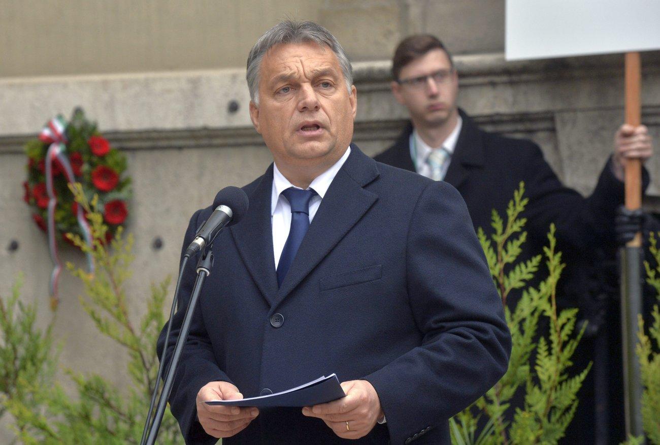 Orbán Viktor a Derkovits iskola udvarán