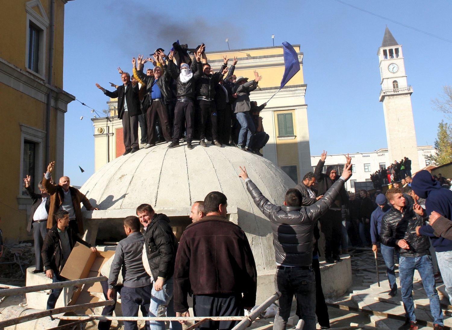 Albánia ikonikus betonbunkerjeinek is nekiestek a kormány lemondását követelő tüntetők