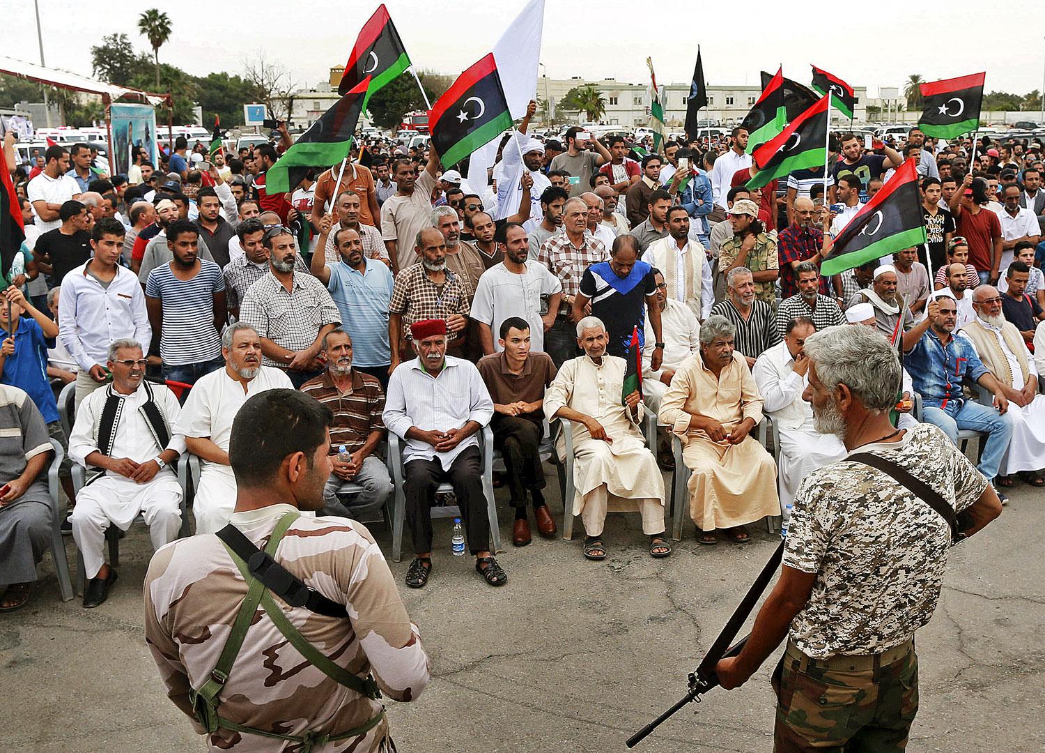 A nemzeti egységkormány ellen tüntetők Bengáziban. A nemzetközi közösség már beéri egy „B tervvel” is