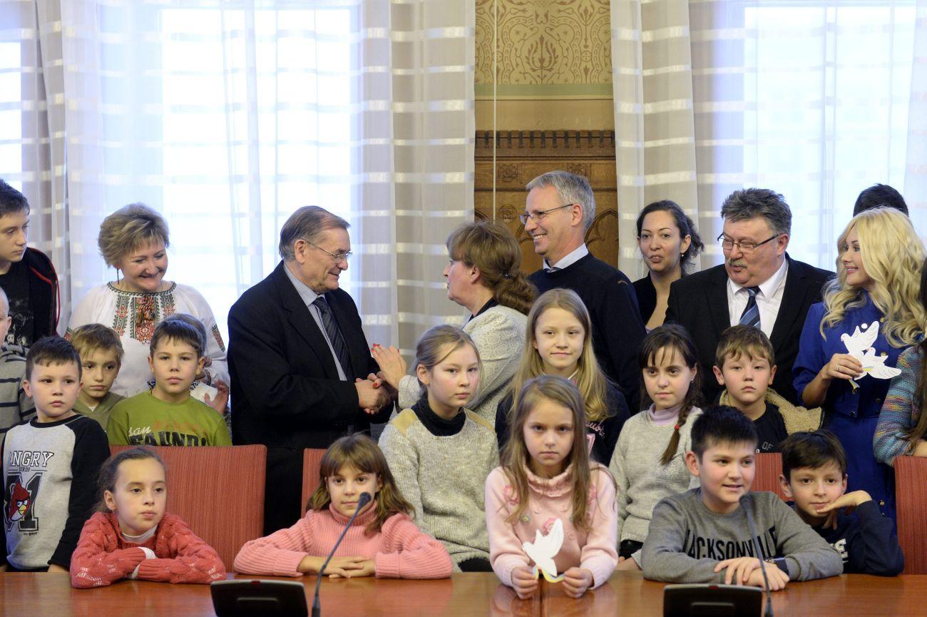 Lezsák Sándor, az Országgyűlés alelnöke, Hartyányi Jaroszlava ukrán nemzetiségi szószóló fog kezet középen, mellettük jobbra Soltész Miklós államtitkár és a gyerekek.