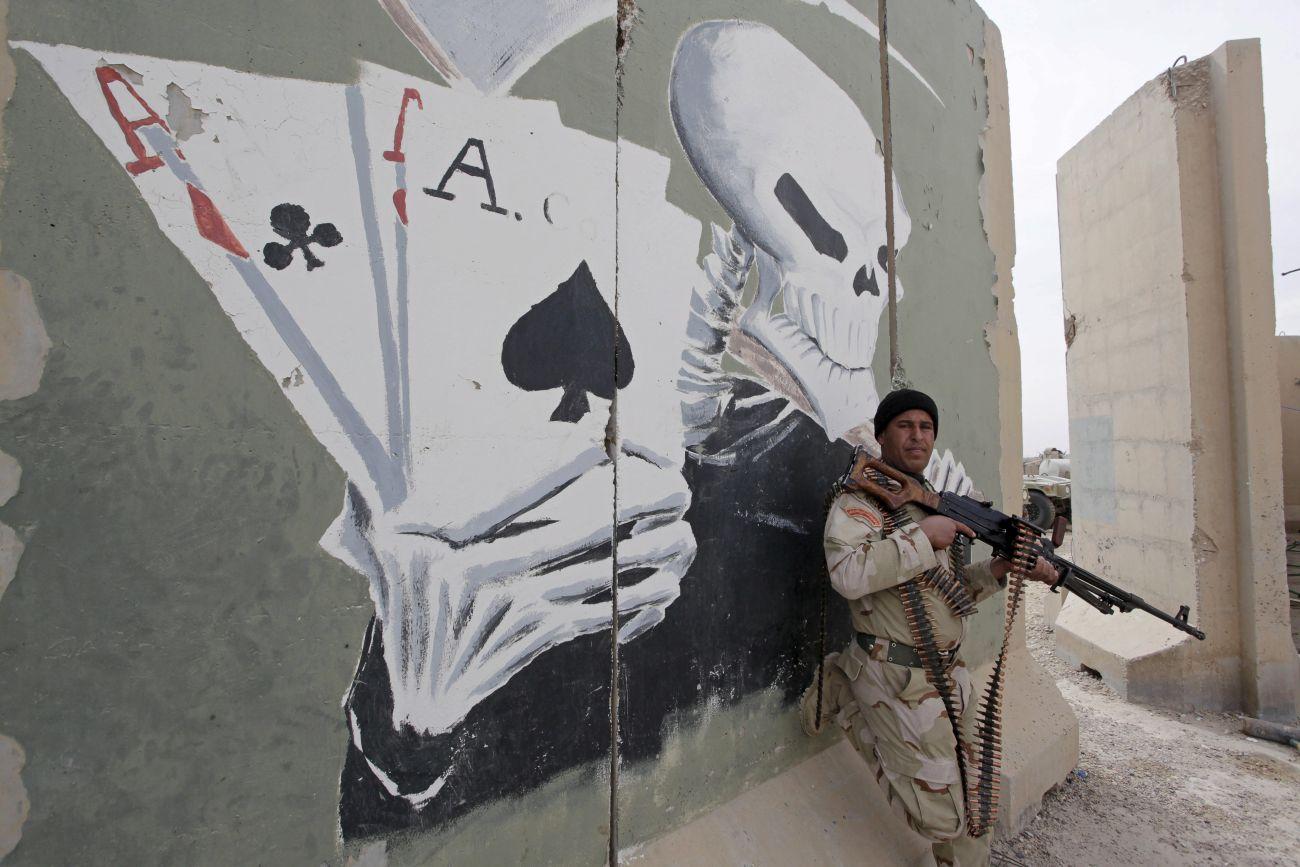 Az iraki kormnyerők egyik katonája márciusban egy Ramadi melletti ideiglenes támaszponton. Még eltarthat egy ideig
