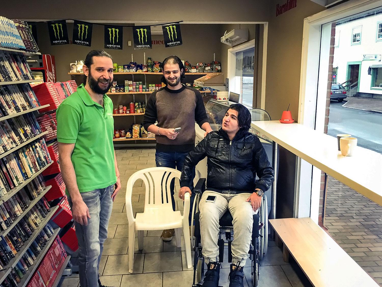 A településen élő bevándorlók nemcsak vásárolnak, beszélgetnek is Wasim (balra) boltjában
